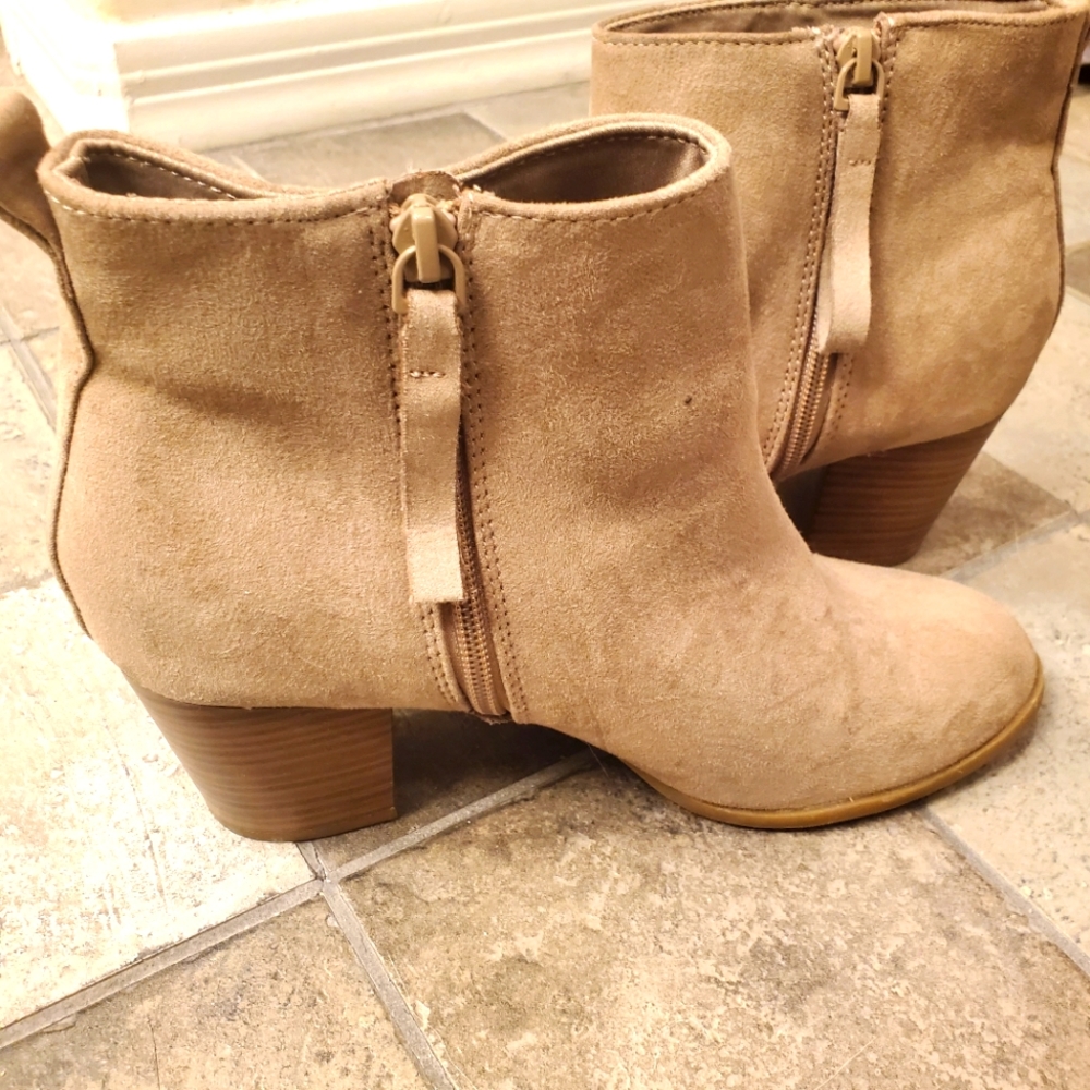 Old Navy woman's tan ankle boots. Size 9.